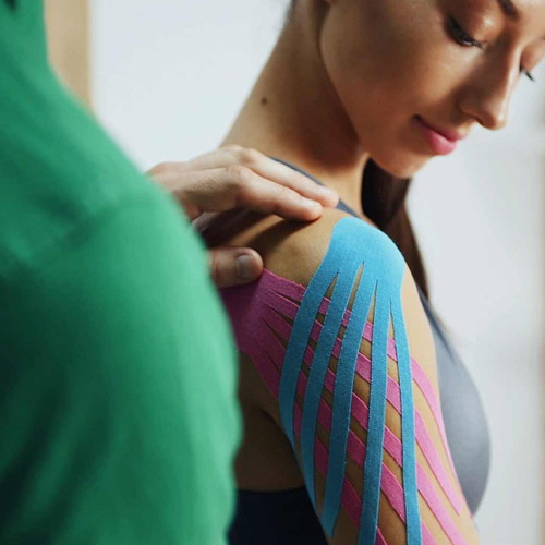 Trivana Jankovic realizando tratamiento de fisioterapia